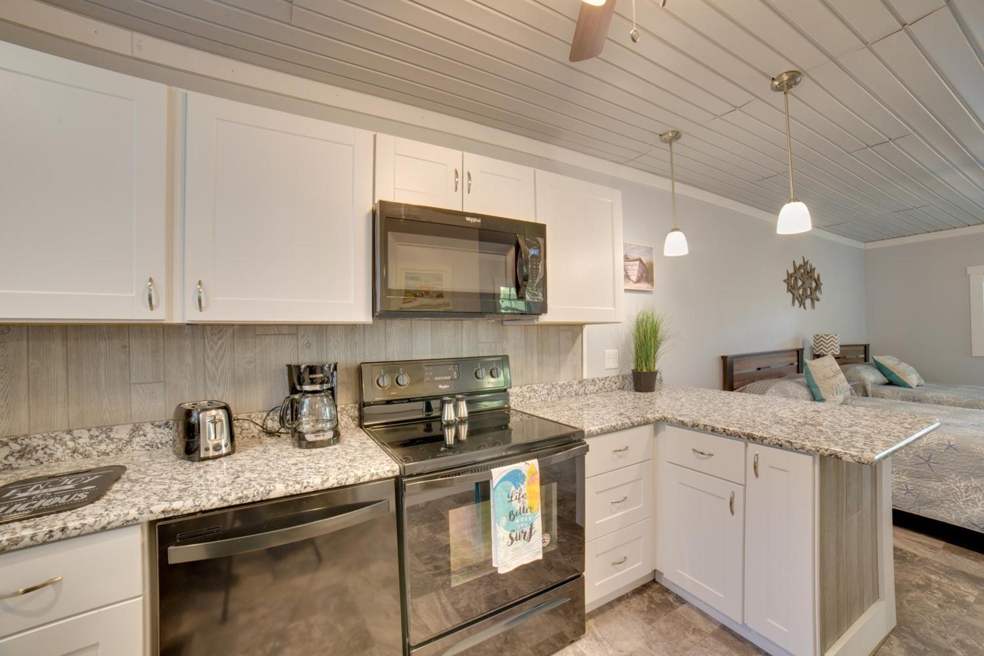 Ocean Isle Beach Studio With Patio - 1 Mi To Pier! Bagian luar foto